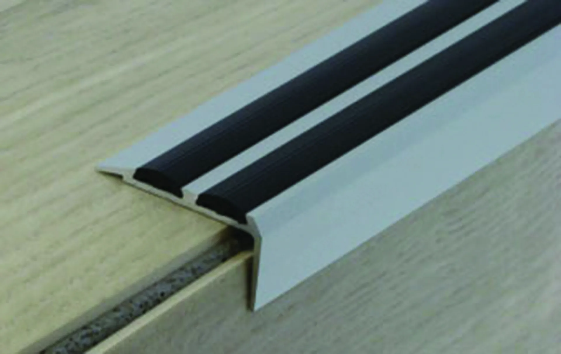 Dinac nez de marche aluminium plus PVC 72 38 13 (largeur 38,5 mm, longueur 170 cm, à visser)