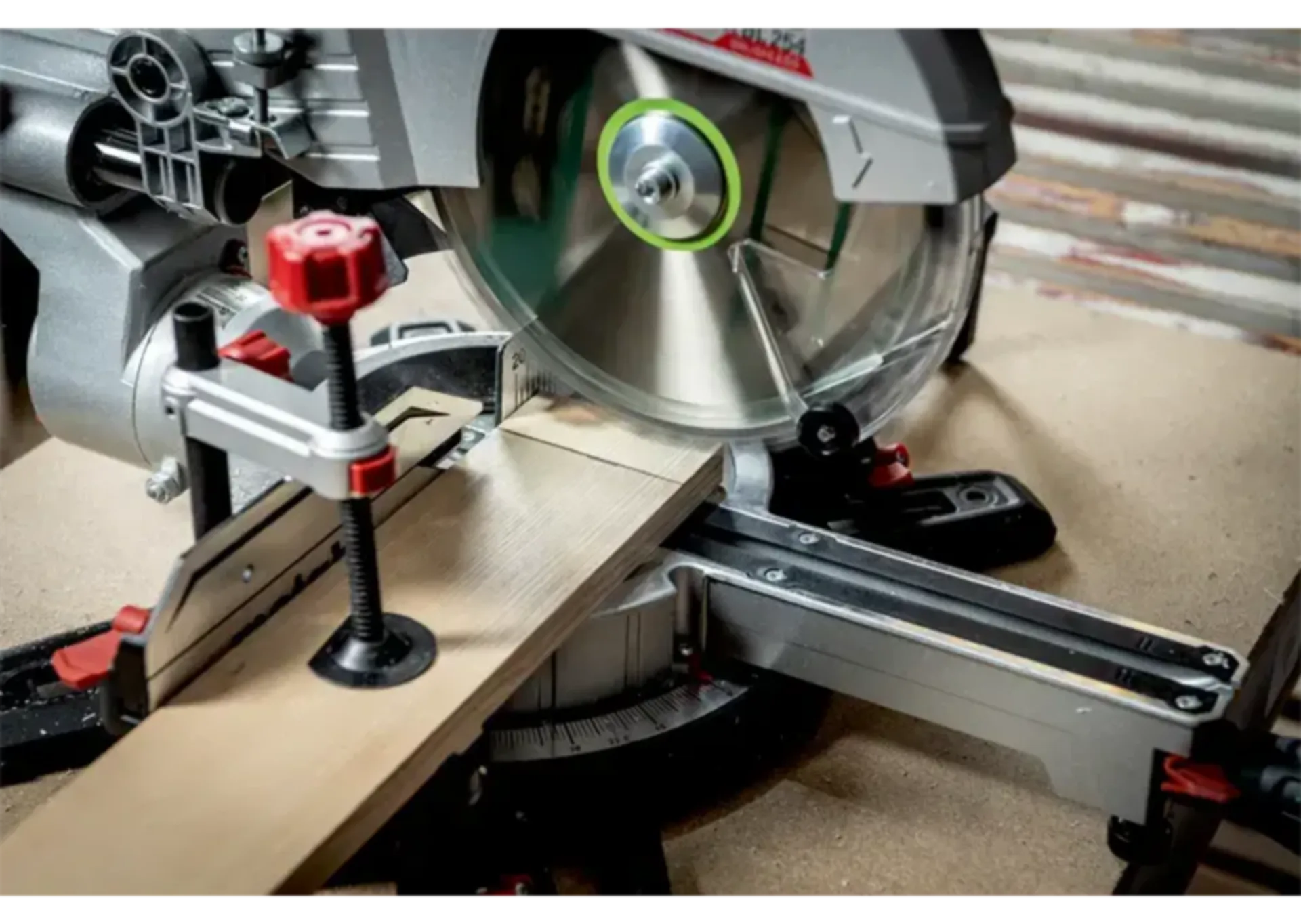 Accu afkort- en verstekzaag KGS 18 LTX 216 (18V – geleverd zonder accu) Accu afkort- en verstekzaag KGS 18 LTX 216 (18V – geleverd zonder accu)