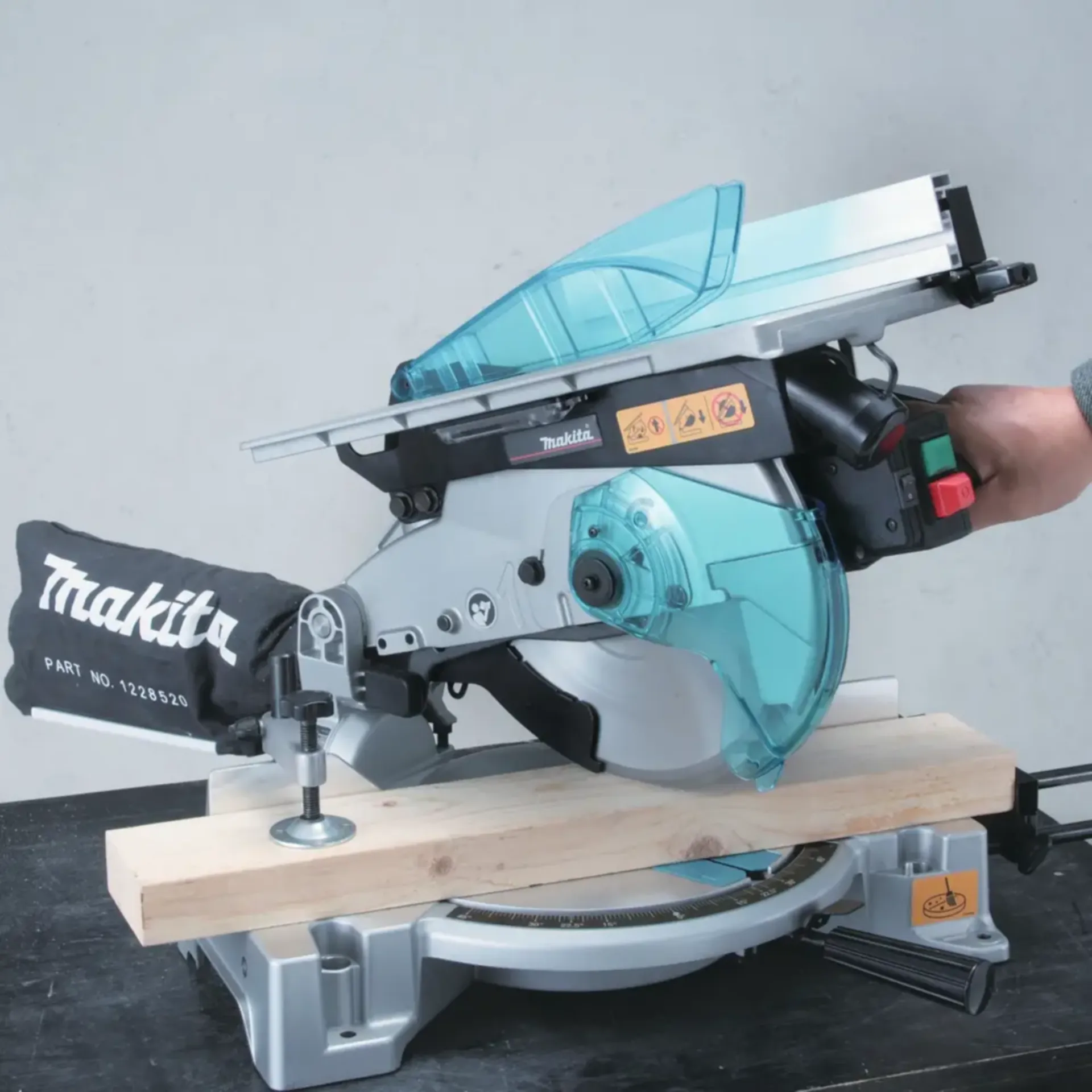 Tafel-, afkort- en verstekzaag LH1040F (1650W - Ø 260 x 30 mm - 69x130mm) Tafel-, afkort- en verstekzaag LH1040F (1650W - Ø 260 x 30 mm - 69x130mm)
