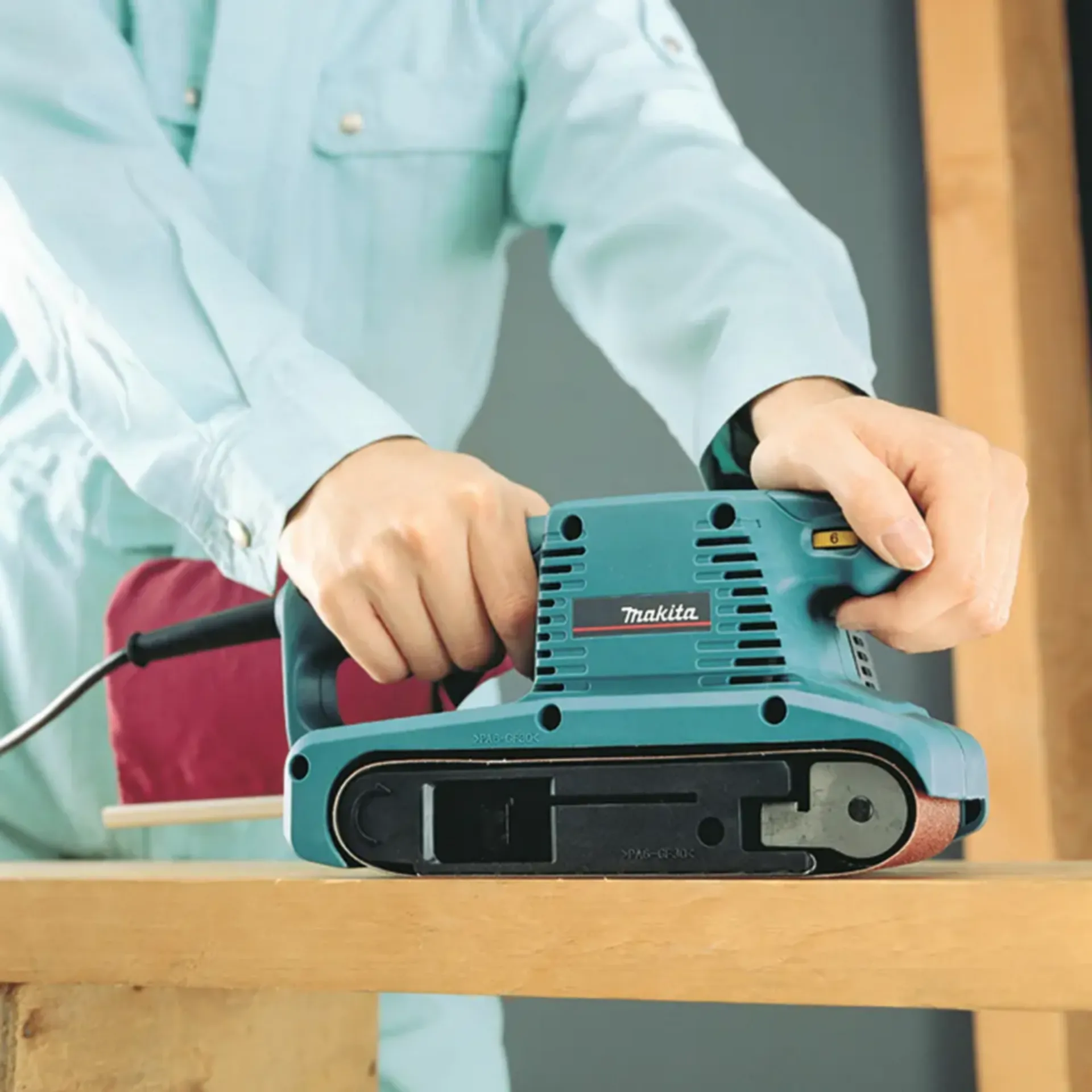 Makita 9911J bandschuurmachine (76x457 mm, 650 W)