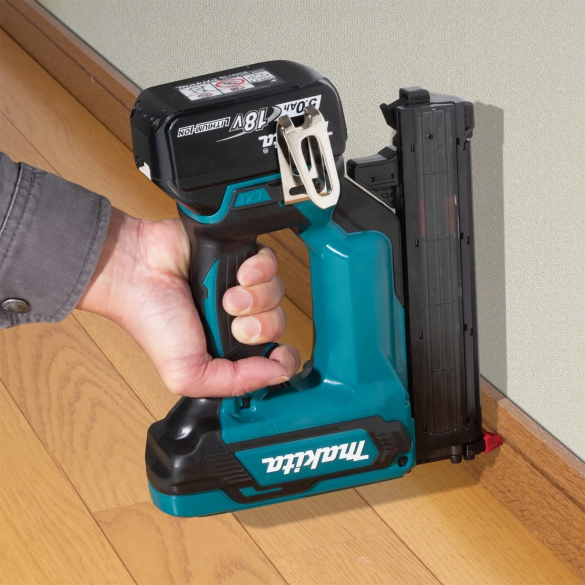 Accu Nagelapparaat DFN350RTJ (18V - 2 x 5 Ah Li-ion - Minibrads F18)
