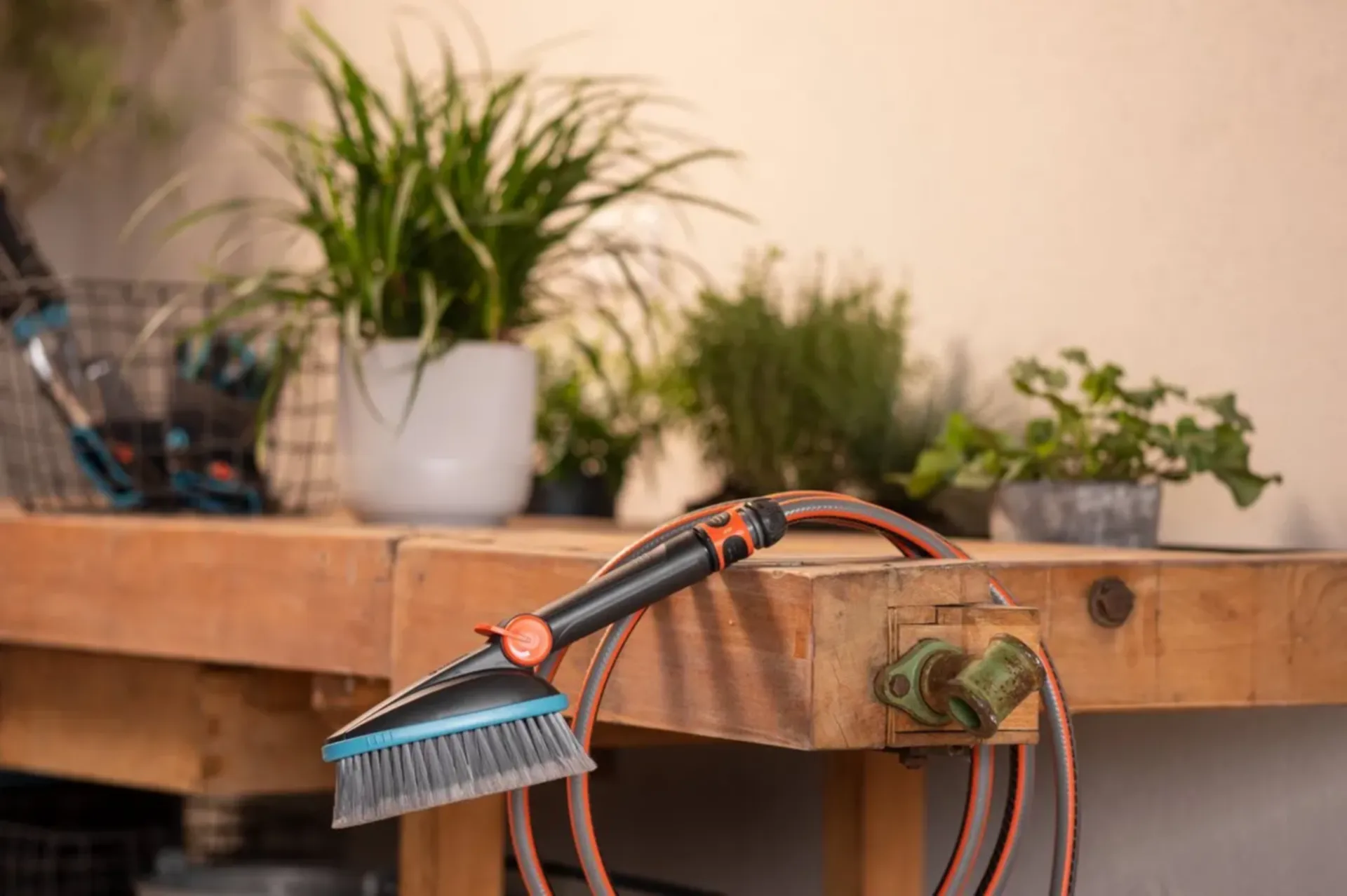 Brosse douce à main avec raccord pour tuyau Brosse douce à main avec raccord pour tuyau