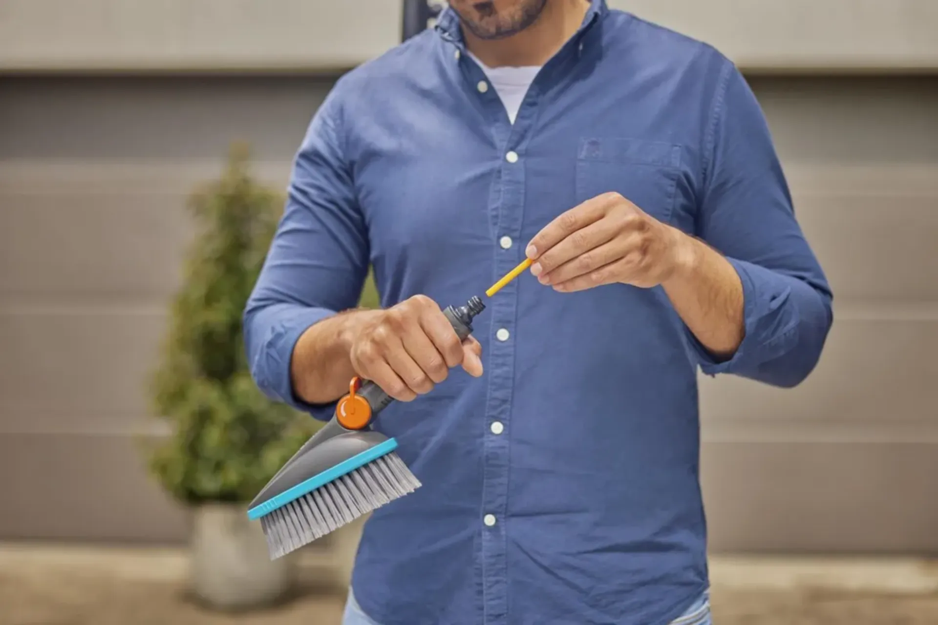 Brosse douce à main avec raccord pour tuyau Brosse douce à main avec raccord pour tuyau