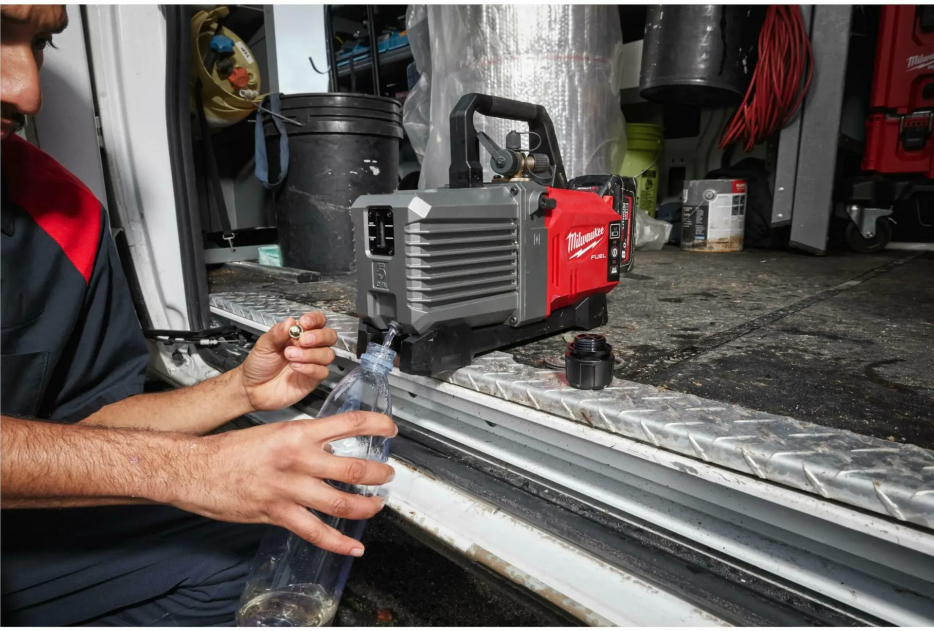 Pompe à vide sans fil M18 FVP5-801 18V (1 x 8 Ah haute performance)