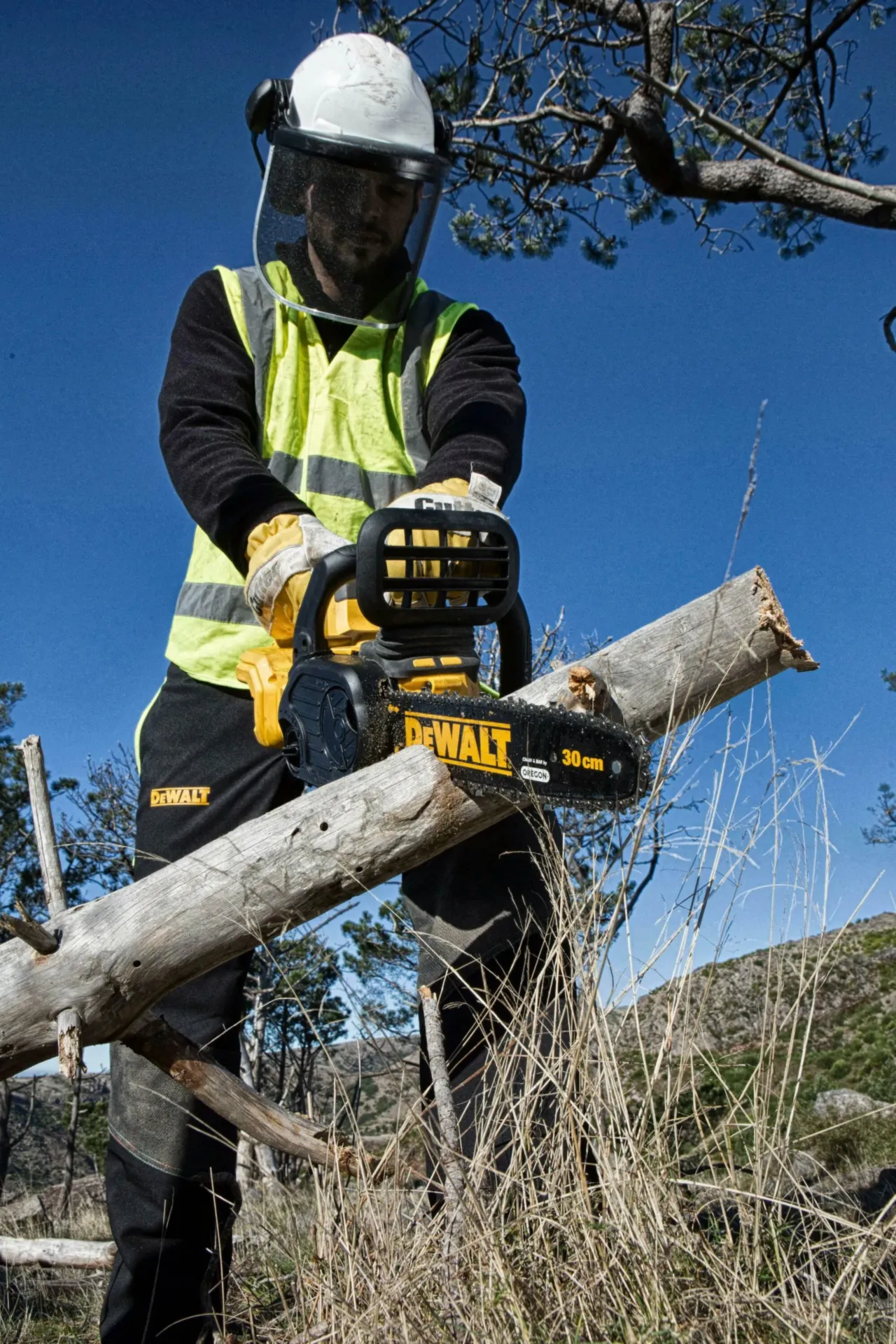 Scie à chaîne sans balais 18 V - 30 cm (batterie de 5,0 Ah incluse) Scie à chaîne sans balais 18 V - 30 cm (batterie de 5,0 Ah incluse)