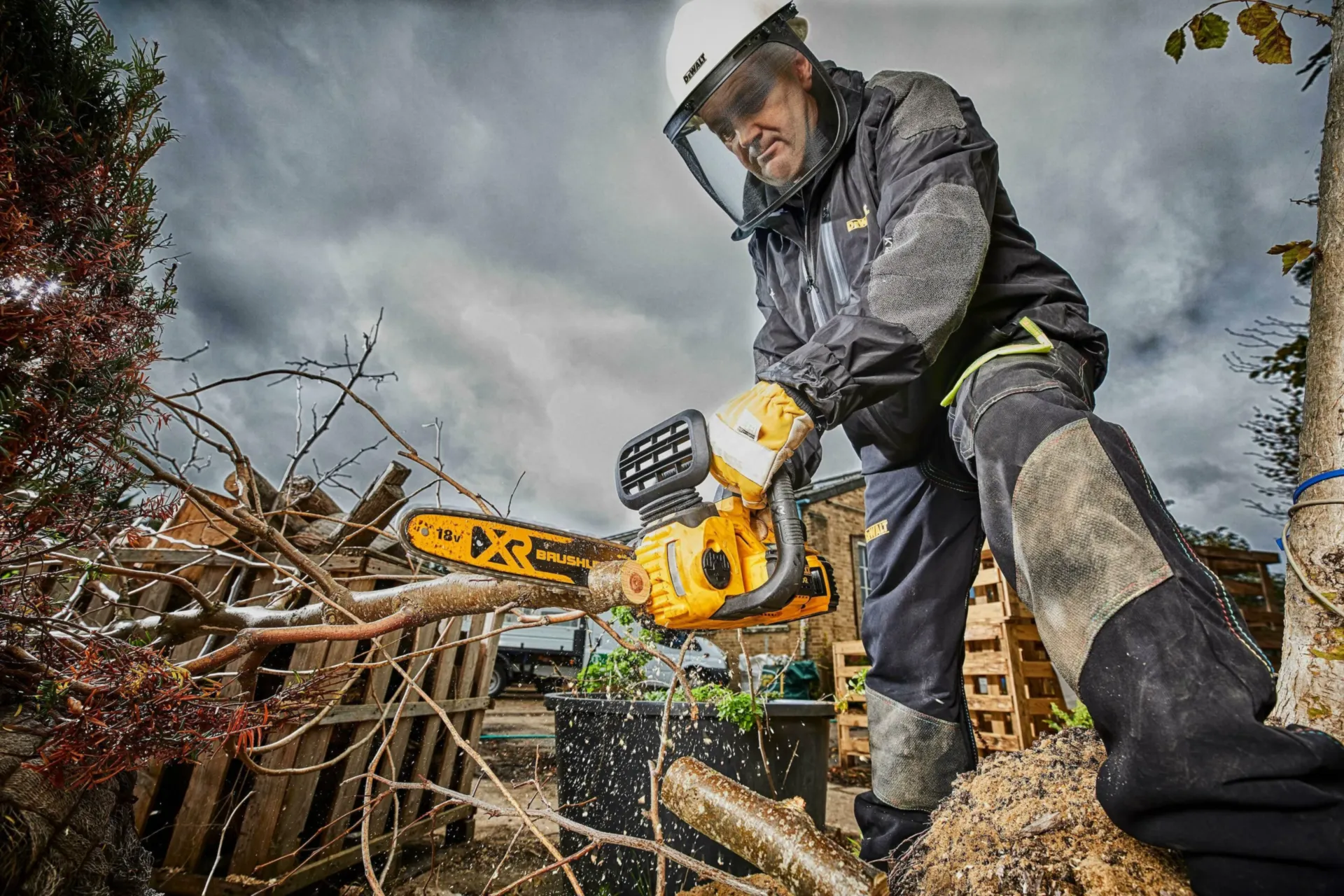 Scie à chaîne sans balais 18 V - 30 cm (batterie de 5,0 Ah incluse) Scie à chaîne sans balais 18 V - 30 cm (batterie de 5,0 Ah incluse)