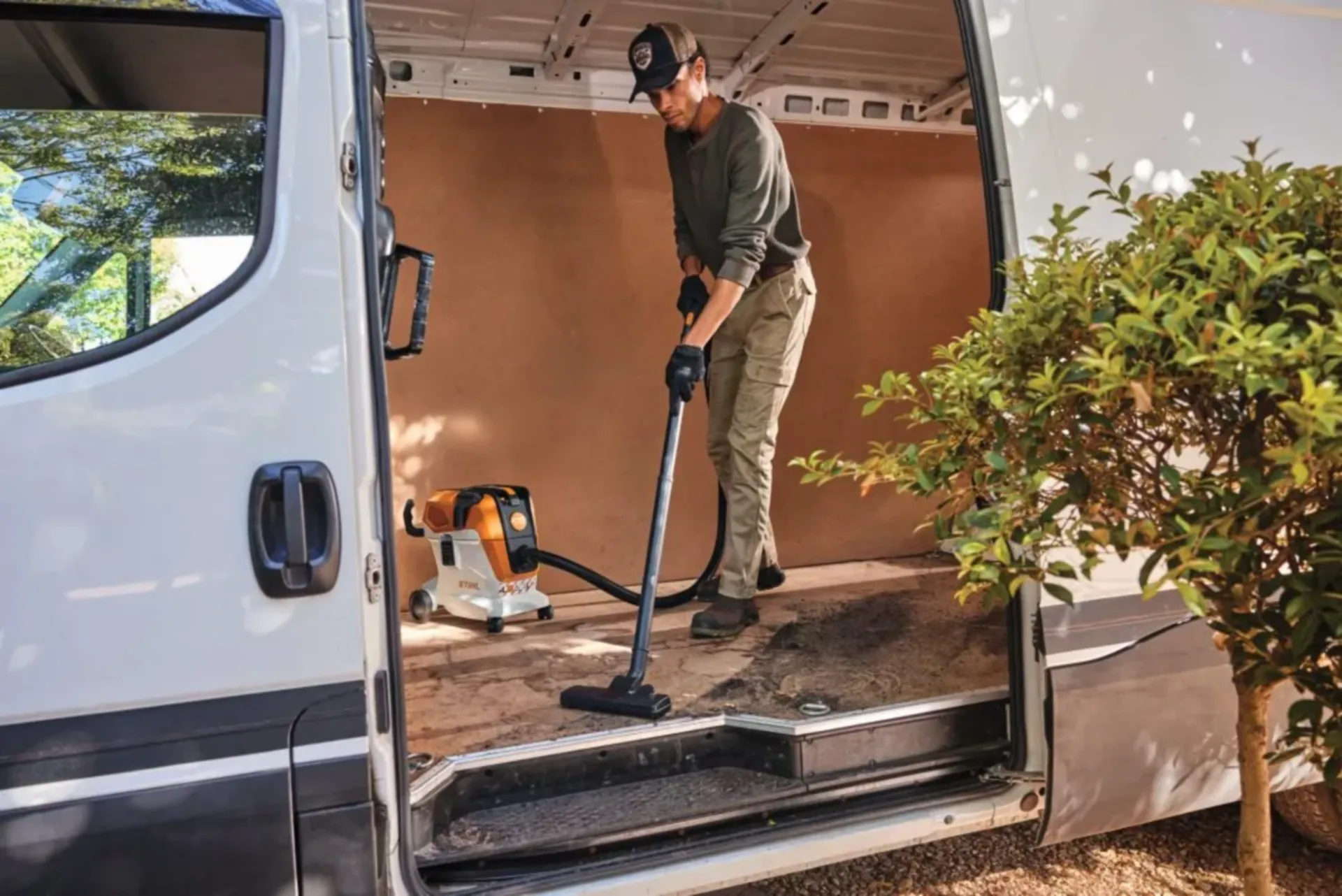 Stihl SEA 100.0 L Aspirateur à batterie (12 l, 36 V)